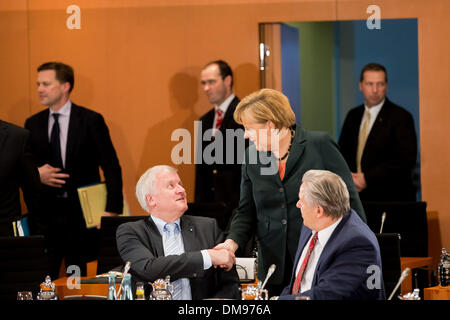 Berlin, Deutschland. 12. Dezember 2013. Bundeskanzlerin Merkel und Innenminister Friedrich Treffen mit den Ministerpräsidenten der Bundesrepublik Deutschland Staaten an das Kanzleramt in Berlin. / Foto: Angela Merkel, Bundeskanzlerin und Horst Seehofer (CSU), Vorsitzender der CSU und Ministerpräsident von Bayern, in Berlin, am 12. Dezember 2013.Photo: Reynaldo Paganelli/NurPhoto Credit: Reynaldo Paganelli/NurPhoto/ZUMAPRESS.com/Alamy Live News Stockfoto