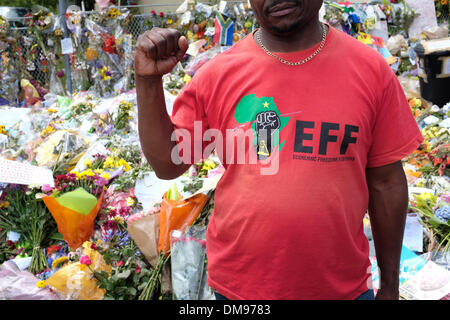 Johannesburg, Südafrika. 12. Dezember 2013. Trauergäste versammeln, um Blumen zu legen und zahlen ihren Respekt vor Nelson Mandela Haus in Johannesburg Houghton. Südafrika Donnerstag, 12. Dezember 2013 Picture by Zute Lightfoot/Alamy Live-Nachrichten Stockfoto