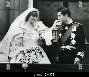 29. Juli 1981 - London, England, Vereinigtes Königreich - Prinz CHARLES und DIANA SPENCER nach der Hochzeit. Hochzeit von Charles, Prinz von Wales, und Lady Diana Spencer in der St. Pauls Cathedral, beobachtet von einem weltweiten Fernsehpublikum von 750 Millionen, während 600.000 Menschen die Straßen säumten, um einen Blick auf Diana auf dem Weg zur Zeremonie erhaschen. (Kredit-Bild: © KEYSTONE Pictures/ZUMAPRESS.com Stockfoto