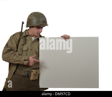 jungen amerikanischen Soldaten mit M1 Helm Anzeichen Stockfoto