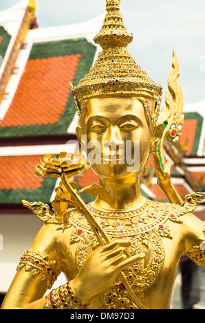 Kinnara Statue im Wat Phra Kaew oder Tempel des Smaragd-Buddha in Bangkok Grand Palace. Stockfoto