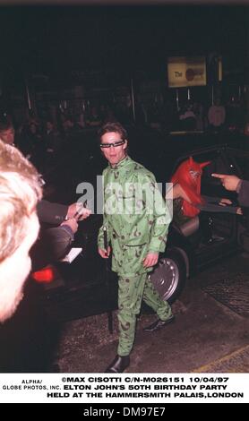 10. April 1997 - London, ENGLAND - 04.10.97 '' ELTON JOHN 50TH BIRTHDAY PARTY'' statt im HAMMERSMITH PALAIS IN LONDON (Kredit-Bild: © Globe Photos/ZUMAPRESS.com) Stockfoto