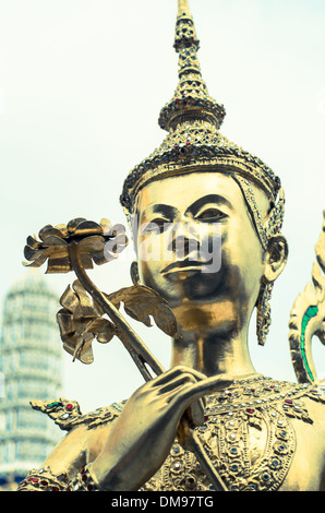 Kinnara Statue im Wat Phra Kaew oder Tempel des Smaragd-Buddha in Bangkok Grand Palace. Stockfoto