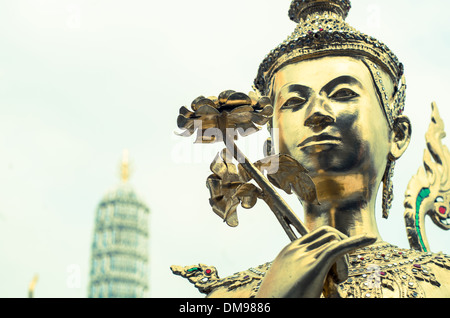 Kinnara Statue im Wat Phra Kaew oder Tempel des Smaragd-Buddha in Bangkok Grand Palace. Stockfoto