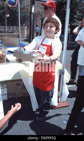 24. August 2002 - Hollywood, CA, USA - K25918MR - La MISSION PARTY für Kinder von SKID ROW. LOS ANGELES-MISSION, LOS ANGELES 24.08.02. MILAN RYBA / 2002.DARYL SABARA (Kredit-Bild: © Globe Photos/ZUMAPRESS.com) Stockfoto