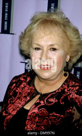 25. September 2002 - Beverly Hills, CALIFORNIA, USA - DORIS ROBERTS... K26332MR - JÜDISCHEN IMAGE AWARD. DAS FOUR SEASONS HOTEL, BEVERLY HILLS, KALIFORNIEN. SEPT. 24, 2002. MILAN RYBA / 2002. (Kredit-Bild: © Globe Photos/ZUMAPRESS.com) Stockfoto