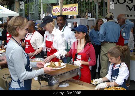 27. November 2002 - Los Angeles, Kalifornien, USA - CLAUDIA VASQUEZ... K27302MR LOS ANGELES MISSION THANKGIVING ESSEN FÜR OBDACHLOSE. MISSION VON LOS ANGELES, LOS ANGELES, KALIFORNIEN. 27. NOVEMBER 2002. MILAN RYBA / 2002 (Kredit-Bild: © Globe Photos/ZUMAPRESS.com) Stockfoto