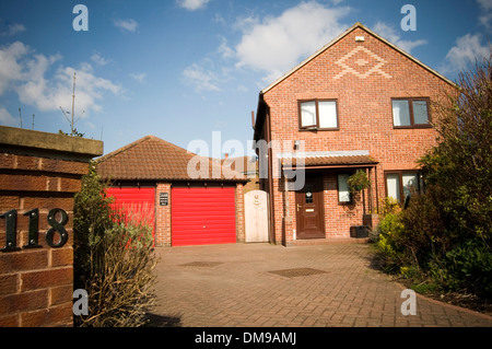 Freistehendes Haus beherbergt nach Hause uk vier Schlafzimmer Vorort Vororte Vorort Doppelgarage großen großen Einfamilienhäusern executive Estate Nachlass Stockfoto