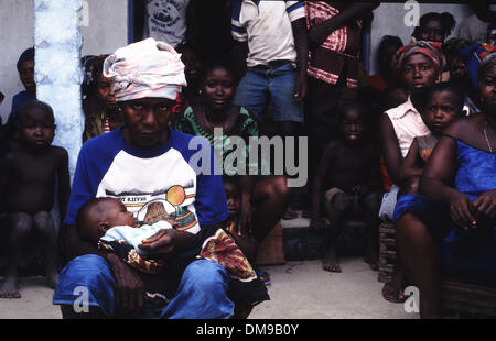 5. März 1993 - Makeni, Sierra Leone - Mutter mit Kind am verdrängt Flüchtlingslager in Makeni Sierra Leone (Credit-Bild: © Theodore Liasi/ZUMAPRESS.com) Stockfoto