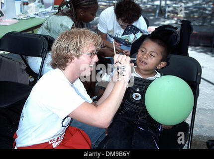 24. August 2002 - Hollywood, CA, USA - K25918MR - La MISSION PARTY für Kinder von SKID ROW. LOS ANGELES-MISSION, LOS ANGELES 24.08.02. MILAN RYBA / 2002.JONATHAN FAIRCHILD (Kredit-Bild: © Globe Photos/ZUMAPRESS.com) Stockfoto