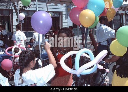 24. August 2002 - Hollywood, CA, USA - K25918MR - La MISSION PARTY für Kinder von SKID ROW. LOS ANGELES-MISSION, LOS ANGELES 24.08.02. MILAN RYBA / 2002.LARRAINE TOUSSAINT (Kredit-Bild: © Globe Photos/ZUMAPRESS.com) Stockfoto