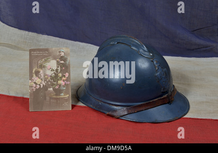 1914 französische Helm mit Postkarte des Krieges Stockfoto