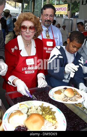 27. November 2002 - Los Angeles, Kalifornien, USA - JAYNE MEADOWS... K27302MR LOS ANGELES MISSION THANKGIVING ESSEN FÜR OBDACHLOSE. MISSION VON LOS ANGELES, LOS ANGELES, KALIFORNIEN. 27. NOVEMBER 2002. MILAN RYBA / 2002 (Kredit-Bild: © Globe Photos/ZUMAPRESS.com) Stockfoto