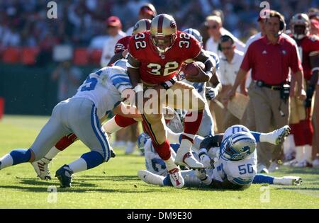 SAN FRANCISCO - 04.11.01 - San Francisco 49ers Vs Detroit Lions - Kevan Barlow von San Francisco ist eingepackt durch FS Kurt Schultz von Detroit Lions im ersten Quartal. Ist direkt am Boden MLB Chris Claiborne. Sacramento Bee/Bryan Patrick /ZUMA Presse Stockfoto