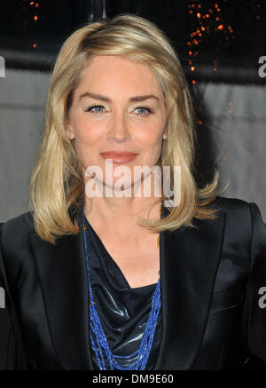 Los Angeles, Kalifornien, USA. 12. Dezember 2013. Sharon Stone, die Teilnahme an der 2013 AmfAR Inspiration Gala statt im Milk Studios in Los Angeles, Kalifornien am 12. Dezember 2013. 2013. Credit: D. Long/Globe Photos/ZUMAPRESS.com/Alamy Live-Nachrichten Stockfoto