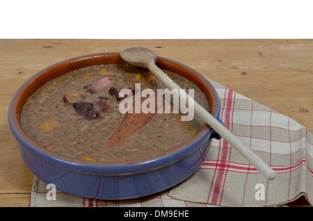 Morteau Wurst mit Linsen und Karotten Stockfoto