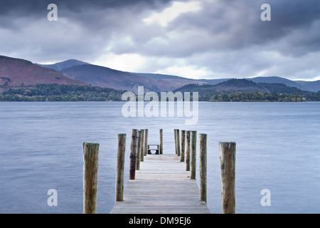 Eine Anlegestelle am Rande des Derwent Water in der Nähe von Keswick. Die Gegend ist Teil des Lake District National Park in Cumbria. Stockfoto