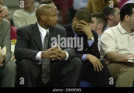 Netze Coach Byron Scott sieht auf wie sein Team New Jersey von den Sacramento Kings von mehreren Punkten geschlagen wird. Neben Scott ist Asst Trainer Eddie Jordan, ehemalige Kings Head Coach. (Sacramento Bee Personal Foto von Bryan Patrick) / ZUMA Press Stockfoto