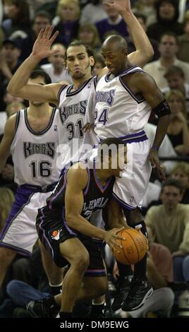 Könige # 24 Bobby Jackson und Scot Pollard spielen enge Verteidigung auf # 21 Trajan Langdon von den Cleveland Cavaliers im 4. Quartal. Foto von Mittwoch, 10. Januar 2001 in Arco Arena. Sacramento Bee/Bryan Patrick /ZUMA Presse Stockfoto