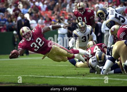 San Francisco 49ers Running Kevan Barlow (32) Tauchgänge für einen Touchdown in der 2. q gegen die St. Louis Rams im 3Comm Park in San Francisco, CA., Sonntag, 23. September 2001. Die Rams schlagen die 49ers, 30-26. (Sacramento Bee/Jose M. Osorio)  Der Sacramento Bee/ZUMA Press Stockfoto