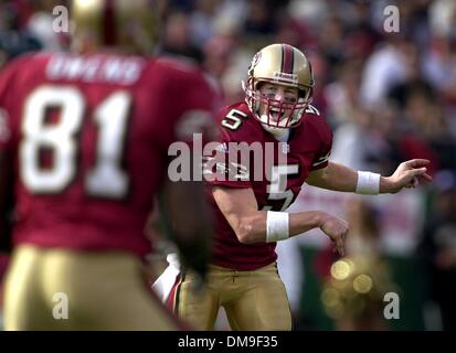 San Francisco 49ers Quarterback, Jeff Garcia (5), macht einen Wurf downfield, Receiver Terrell Owens im 2. Quartal des Spiels im 3Comm Park in San Francisco, CA., Sonntag, 23. September 2001 gespielt. Die Rams schlagen die 49ers, 30-26. (Sacramento Bee/Jose M. Osorio)  Der Sacramento Bee/ZUMA Press Stockfoto