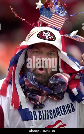 San Francisco 49ers Fan Don Kershner, Woodland, CA. ist eine patriotische Weise gekleidet, wie er sich vor dem Start des Spiels gegen die S. Louis Rams im 3Comm Park in San Francisco, CA., Sonntag, 23. September 2001 entlassen wird. Die Rams schlagen die 49ers, 30-26. (Sacramento Bee/Jose M. Osorio)  Der Sacramento Bee/ZUMA Press Stockfoto