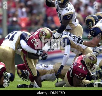 San Francisco 49ers Running, Garrison Hearst (20) wird auf der Linie von den St. Louis Rams Verteidigung im ersten Quartal des Spiels gespielt im 3Comm Park in San Francisco, CA., Sonntag, 23. September 2001 getroffen. Die Rams schlagen die 49ers, 30-26. (Sacramento Bee/Jose M. Osorio)  Der Sacramento Bee/ZUMA Press Stockfoto