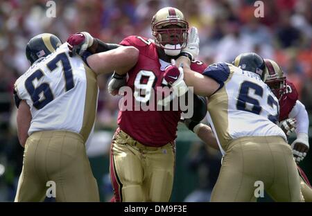 San Francisco 49ers pass Rusher Bryant Young von St. Louis Rams offensive Linemen, Andy McCollum (67) und Adam Timmerman (62) während eines Spiels spielte im 3Comm Park in San Francisco, CA., Sonntag, 23. September 2001 blockiert ist. Die Rams schlagen die 49ers, 30-26. (Sacramento Bee/Jose M. Osorio)  Der Sacramento Bee/ZUMA Press Stockfoto