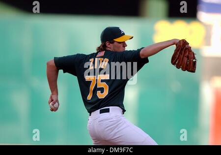 Oakland Athletic ab Pitcher Barry Zito liefert im ersten Inning Actionin Spiel drei der American League West Division Playoffs zwischen den Oakland Athletics und den New York Yankees an Network Associates Coliseum Samstag, 13. Oktober 2001. Sacramento Bee Foto von Jose Luis Villegas.  / ZUMA Press Stockfoto