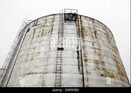 Große industrielle Öltank mit grauen Himmel auf Hintergrund Stockfoto