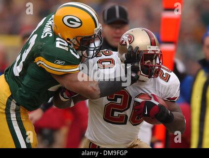 San Francisco 49er Running Garrison Hearst außerhalb des gültigen Bereichs von Packers Safty Billy Jenkins geschoben ist nach dem Fang eines Bildschirm-Pass im 3. Quartal während Sonntagnachmittag 49ers/Verpacker Wild-Card NFL Playoff Wettbewerb in Lambeau Field in Green Bay, Wisconson. Die Packers gewannen nach dem Spielstand von 25-15. Sacramento Bee Fotografie von Jose Luis Villegas 13. Dezember 2002 The Sacramento Stockfoto