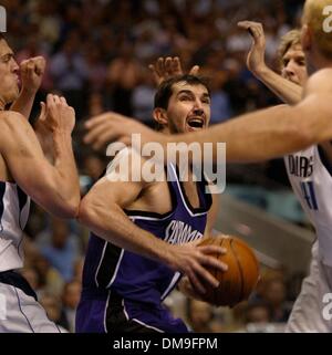 Peja Stojakovic laufen in einem Tuff Dallas Verteidigung, Dirk Nowitzki (rechts) und Raef LaFrentz (links) gehen in Richtung Korb im 3. Quartal Spiel 5 der Western Conference Halbfinale zwischen den Sacramednto Königen und den Dallas Mavericks im American Airlines Center, Dienstag, 13. Mai 2003. Sacramento Bee Foto von Bryan Patrick/ZUMA Press Stockfoto
