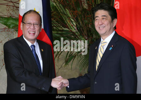 (131213)--Tokio, 13. Dezember 2013 (Xinhua)--Japanese Prime Minister Shinzo Abe (R) trifft sich mit philippinische Präsident Benigno Aquino III. in Tokio, Japan, 13. Dezember 2013. (Xinhua) (Lmz) Stockfoto