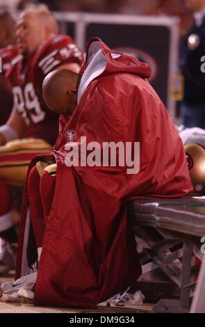San Francisco 49ers Running Kevan Barlow sitzt auf der Bank im 4. Quartal nach Leiden eine Gehirnerschütterung in der zweiten, den Hälfte während die San Franciosco 49ers - Pittsburgh Steelers Montag Nacht, 17. November 2003 im Candlestick Park-Spiel. Sacramento Bee Foto von Jose Luis Villegas 17. November 00 drücken Stockfoto