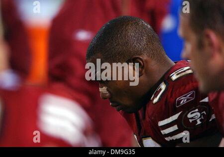San Francisco 49ers Running Kevan Barlow sitzt auf der Bank im 4. Quartal nach Leiden eine Gehirnerschütterung in der zweiten, den Hälfte während die San Franciosco 49ers - Pittsburgh Steelers Montag Nacht, 17. November 2003 im Candlestick Park-Spiel. Sacramento Bee Foto von Jose Luis Villegas 17. November 00 drücken Stockfoto