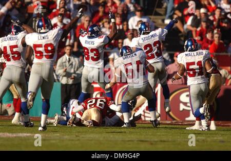 Riesen-Spieler feiern einen zweiten Quartal Punt im NFC-Wildcard-Spiel zwischen den San Francisco 49ers und den New York Giants, Sonntag, 5. Januar 2003 im Candlestick Park in San Francisco. Sacramento Bee Foto von Jose Luis Villegas 5. Januar 00 drücken Stockfoto