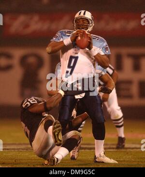 Tennessee Titan-Quarterback Steve McNair ist wirbelte herum von Raider Linebacker #58 Napoleon Harris im 4. Quartal bevor McNair einen unvollständigen Pass an das AFC Championship Game zwischen den Oakland Raiders und Tennesse Titanen an Network Associates Coliseum in Oakland Kalifornien warf. Sonntag, 19. Januar 2003. (Sacramento Biene fotografieren Jose Luis Villegas) ZUMA Press Stockfoto