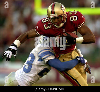 4. November 2005; San Francisco, CA, USA; Vierzig Niners JJ Stokes geht für einen großen Gewinn im 2. Quartal ihr Spiel bei den Detroit Lions Sonntag November 4,2001. Löwen Terry Fair macht die anzugehen. die 49ers gewann 21-13. Obligatorische Credit: Foto von Bob Larson/Contra Costa Times / ZUMA Press. (©) Copyright 2005 by Bob Larson/Contra Costa Times Stockfoto