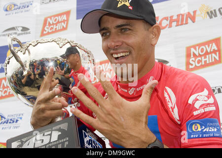 8. November 2005; Florianopolis, Santa Catarina, Brasilien; Die ehemalige holte sechsmal ASP Weltmeister KELLY SLATER seinen siebten WM-Titel als sein engste Verfolger, amtierende dreimal ASP Weltmeister Andy Irons (Kauai, Haw) im Viertelfinale der Nova Schin Festival 2005 von Nathan Hedge (Aus) geschlagen wurde. Slater Sieg am Strand inmitten von Tausenden von kreischenden fans Stockfoto