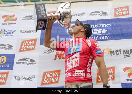 8. November 2005; Florianopolis, Santa Catarina, Brasilien; Die ehemalige holte sechsmal ASP Weltmeister KELLY SLATER seinen siebten WM-Titel als sein engste Verfolger, amtierende dreimal ASP Weltmeister Andy Irons (Kauai, Haw) im Viertelfinale der Nova Schin Festival 2005 von Nathan Hedge (Aus) geschlagen wurde. Slater Sieg am Strand inmitten von Tausenden von kreischenden fans Stockfoto