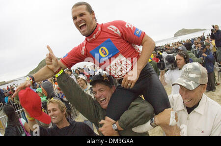 8. November 2005; Florianopolis, Santa Catarina, Brasilien; DAMIEN HOBGOOD (Satellite Beach, Fl, USA) ist bis zum Strand von Freunden durchgeführt, nachdem er die Nova Schin Festival präsentiert von Billabong Titel bei Imbituba, Brasilien heute holte. Hobgood knapper Mehrheit abgelehnt Publikumsliebling Victor Ribas (Bra) (Bild links) seinen ersten Sieg der Saison 2005 ASP WCT und US0 000 Preisgeld in Anspruch Stockfoto