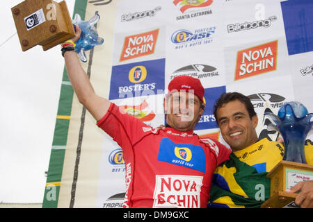 8. November 2005; Florianopolis, Santa Catarina, Brasilien; DAMIEN HOBGOOD (Satellite Beach, Fl, USA) (L) feiert seinen Sieg neben Vizemeister VICTOR RIBAS (Brz) (R) Nachdem er die Nova Schin Festival präsentiert von Billabong Titel bei Imbituba, Brasilien heute holte. Hobgood besiegte eng Publikumsliebling VICTOR RIBAS (Bra) seinen ersten Sieg der Saison 2005 ASP WCT Anspruch und US$ Stockfoto