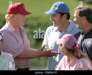 14. November 2005; West Palm Beach, FL, USA; DONALD TRUMP begrüßt Golfer NICK FALDO und PETER JACOBSEN, ADT Golf Skills Challenge im Trump International Golf Club am 14. November 2005.  Obligatorische Credit: Foto von Greg Lovett/Palm Beach Post/ZUMA Press. (©) Copyright 2005 von Palm Beach Post Stockfoto