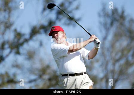 16. November 2005; West Palm Beach, FL, USA; Die ADT-Meisterschaft auf dem Trump International Golf Course läuft vom 15.-20. November. Das pro-am fand am Mittwoch statt. Hier, Donald Trump an Loch 14. Obligatorische Credit: Foto von Bruce R. Bennett/Palm Beach Post /ZUMA Press. (©) Copyright 2005 von Palm Beach Post Stockfoto