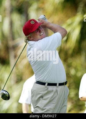 16. November 2005; West Palm Beach, FL, USA; Die ADT-Meisterschaft auf dem Trump International Golf Course läuft vom 15.-20. November. Das pro-am fand am Mittwoch statt. Hier, Donald Trump an Loch 13. Obligatorische Credit: Foto von Bruce R. Bennett/Palm Beach Post /ZUMA Press. (©) Copyright 2005 von Palm Beach Post Stockfoto