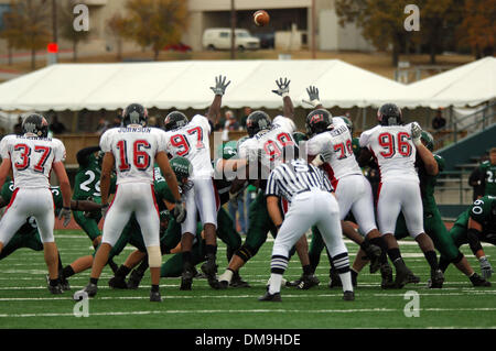 26. November 2005; Denton, TX, USA; NCAA FOOTBALL: Sunbelt Conference Champions Universität von Nordtexas vs. Arkansas State NCAA Fußball.  Trotz 180 rushing Yards von rauschenden Staatsführer fiel Patrick Cobbs North Texas, Arkansas State 24-31. Obligatorische Credit: Foto von David Bailey/ZUMA Press. (©) Copyright 2005 von David Bailey Stockfoto