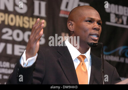 30. November 2005; Las Vegas, NV, USA; Boxen: JERMAIN TAYLOR "schlechte Absichten" spricht die Presse während der abschließenden Pressekonferenz für seine unbestrittenen Welt Mittelgewicht Rückkampf gegen Bernard "The Executioner" Hopkins im The Mandalay Bay Hotel in Las Vegas am 3. Dezember. Taylor gewann das erste Spiel mit einem Punkt in einer umstrittenen Entscheidung im August.  Obligatorische Credit: Foto von Rob D Stockfoto