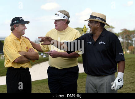 9. Februar 2007 - Boca Raton, FL, USA - Champions Tour Rookie (l-R) NICK Preis Chats mit ANDY BEAN und JIM THORPE während des Spiels in der Allianz-Meisterschaft auf dem Old Course in Broken Sound Club, Freitag. Preis hatte gerade die Front Nine und lief in das Paar, als er für den 10. Abschlag geleitet. (Kredit-Bild: © Bob Shanley/Palm Beach Post/ZUMA Press) Einschränkungen: USA Tabloid Rechte O Stockfoto