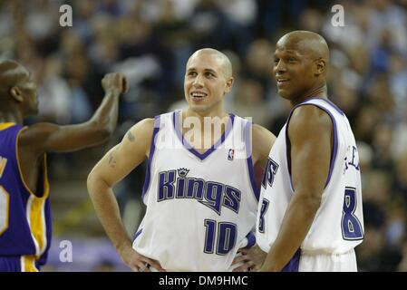 Mike Bibby, 10, und Anthony Peeler, 8, sind alle Lächeln während des zweiten Quartals des Spiels zwischen den Sacramento Kings und die Los Angeles Lakers, Freitag, 16. Januar 2004 in Arco Arena in Sacramento. Sacramento Bee Foto von Bryan Patrick ZUMA Press Stockfoto