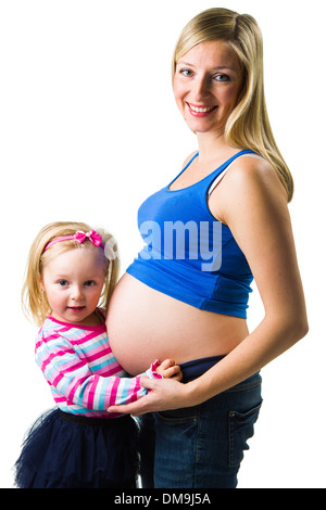 Schwangere Frau mit Kleinkind Tochter auf weiß Stockfoto